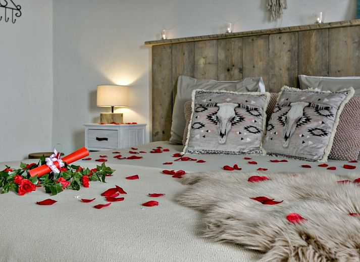 Erleben Sie luxurioese Entspannung im Jacuzzi im Bed & Wellness Het Gelukshuis, Stevensweert, Mittellimburg.