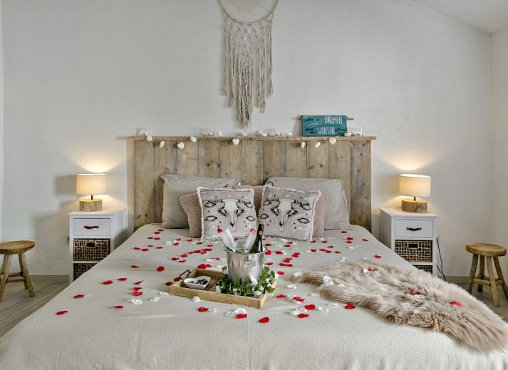 Romantisches Schlafzimmer mit Holzbalken im Bed & Wellness Het Gelukshuis, Stevensweert, Limburg.