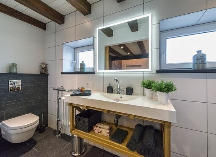 Ruime slaapkamer met houten accenten bij Op Geneijgen, bed and breakfast in Grathem, Midden Limburg.