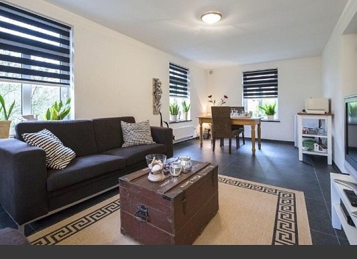 Gezellige bovenverdieping met bakstenen muur bij Op Geneijgen, bed and breakfast in Grathem, Limburg.