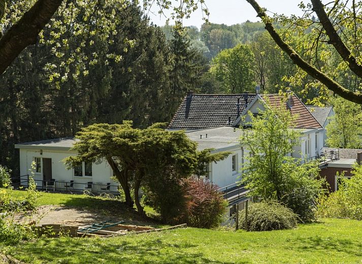 Lichte eetruimte bij De Heek B&B in Valkenburg, Zuid Limburg met grote ramen en moderne inrichting.