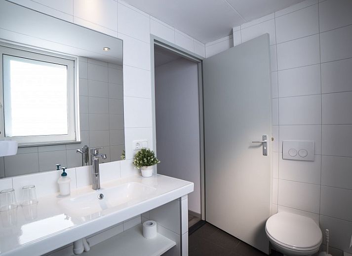 Zonnig terras bij De Heek bed and breakfast in Valkenburg, Zuid Limburg met uitzicht op groene natuur.