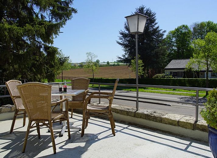 Zonnig terras bij De Heek bed and breakfast in Valkenburg, Zuid Limburg met uitzicht op groene natuur.