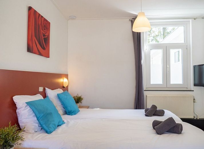 Zonnig terras bij De Heek bed and breakfast in Valkenburg, Zuid Limburg met uitzicht op groene natuur.