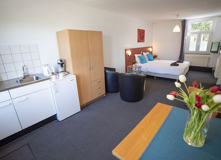 Zonnig terras bij De Heek bed and breakfast in Valkenburg, Zuid Limburg met uitzicht op groene natuur.