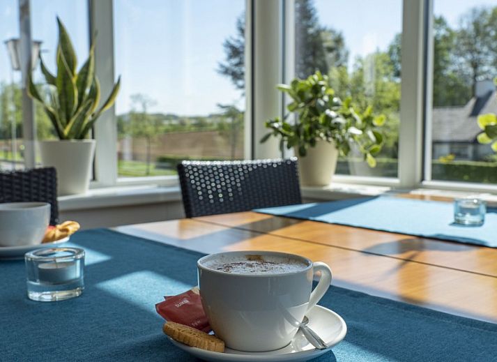 Rustgevende balkonervaring bij De Heek B&B in Valkenburg, Zuid Limburg met uitzicht op bosrijke omgeving.