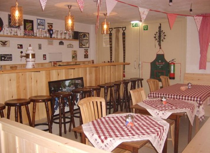 Geniet van de serene tuin bij B&B bij Kaat in Liessel, De Peel, met een uitnodigend terras voor ontspanning.