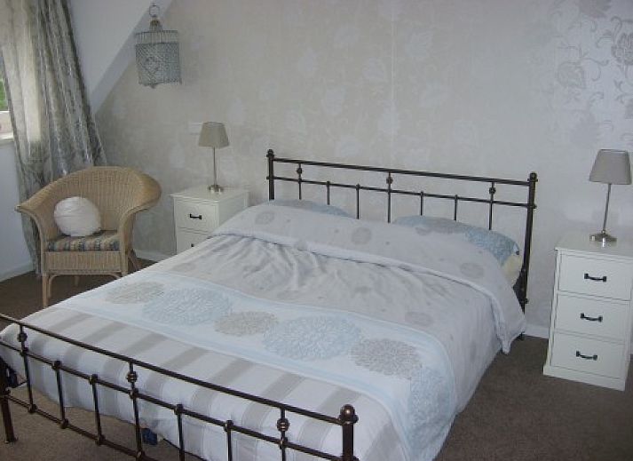 Geniet van de serene tuin bij B&B bij Kaat in Liessel, De Peel, met een uitnodigend terras voor ontspanning.