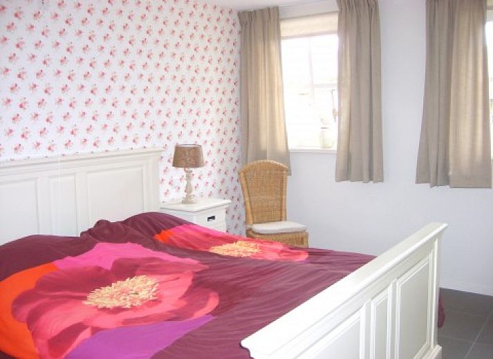 Geniet van de serene tuin bij B&B bij Kaat in Liessel, De Peel, met een uitnodigend terras voor ontspanning.