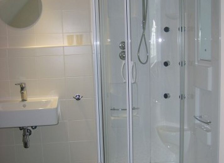 Geniet van de serene tuin bij B&B bij Kaat in Liessel, De Peel, met een uitnodigend terras voor ontspanning.