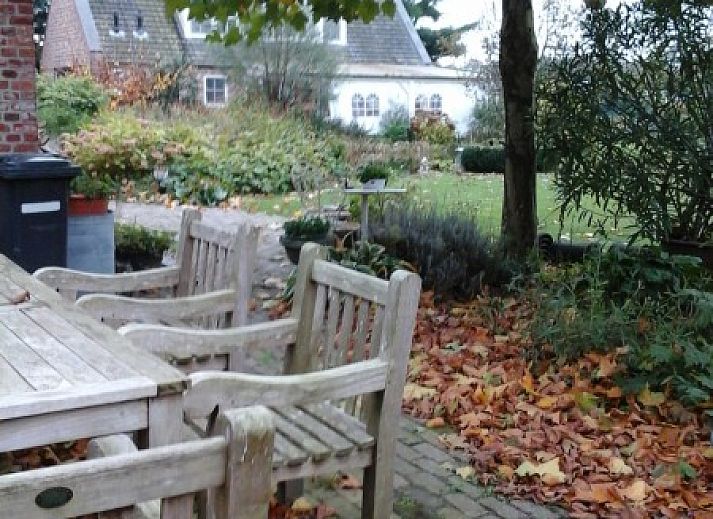 Knusse binnenruimte van B&B bij Kaat in Liessel, De Peel, met een gezellige bar en eetgedeelte.