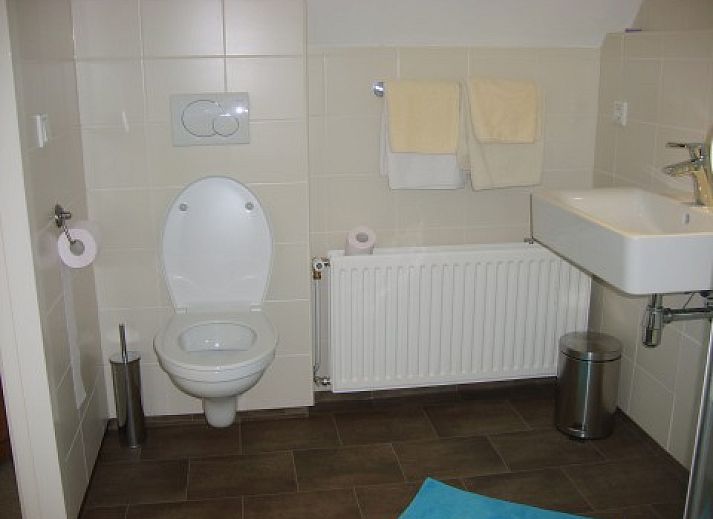 Knusse binnenruimte van B&B bij Kaat in Liessel, De Peel, met een gezellige bar en eetgedeelte.