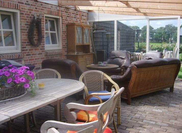 Knusse binnenruimte van B&B bij Kaat in Liessel, De Peel, met een gezellige bar en eetgedeelte.