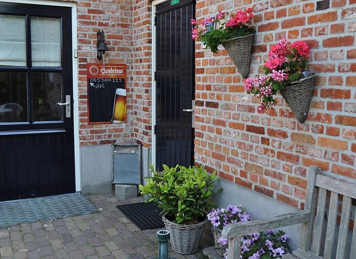 Knusse binnenruimte van B&B bij Kaat in Liessel, De Peel, met een gezellige bar en eetgedeelte.