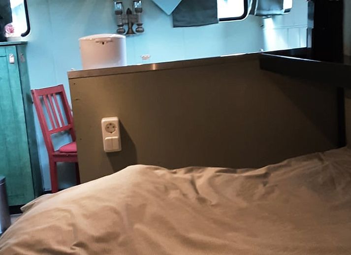 Historische trein bij Vakantiehuisje in Liempde, Noord Brabant, omgeven door serene natuur en rustgevende omgeving.