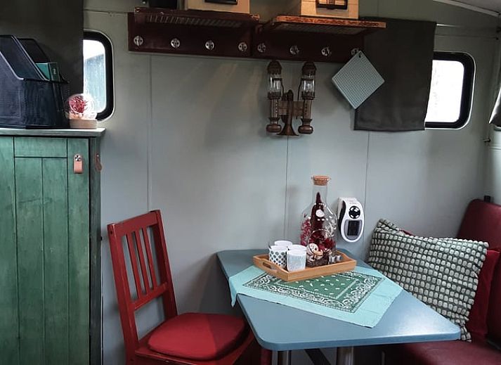 Historische trein bij Vakantiehuisje in Liempde, Noord Brabant, omgeven door serene natuur en rustgevende omgeving.