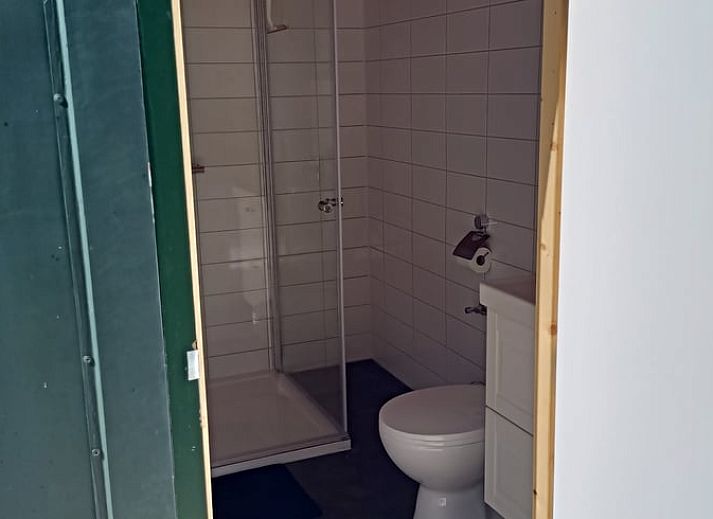 Charmante houten veranda bij Vakantiehuisje in Liempde, Hart van Brabant, ideaal voor ontspanning in de natuur.