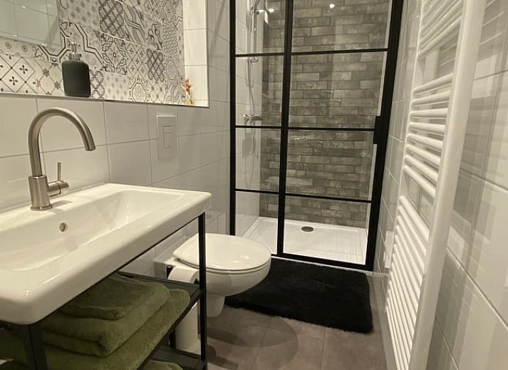 Zufahrtsweg zum Cottage in Helenaveen, Bed and Breakfast im Herzen von Nordbrabant, umgeben von gruener Natur.