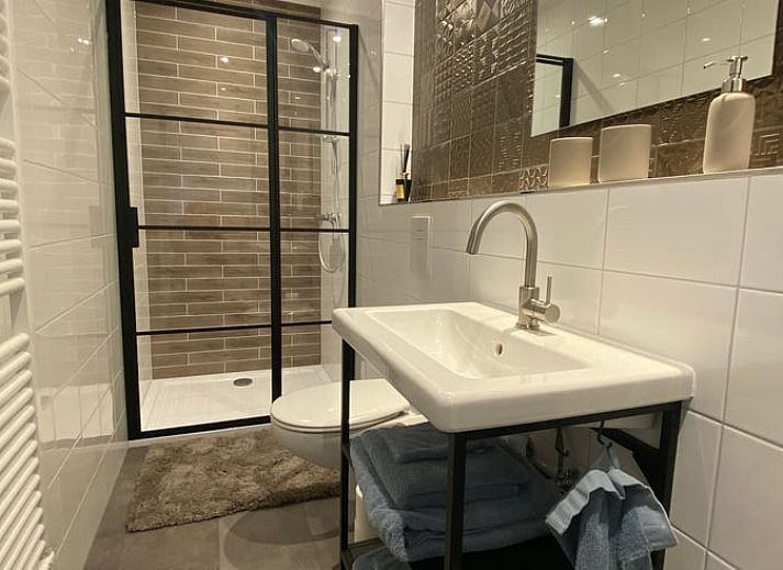 Holzfassade des Huisje in Helenaveen, Bed and Breakfast in Helenaveen, Nordbrabant, mit moderner Architektur.