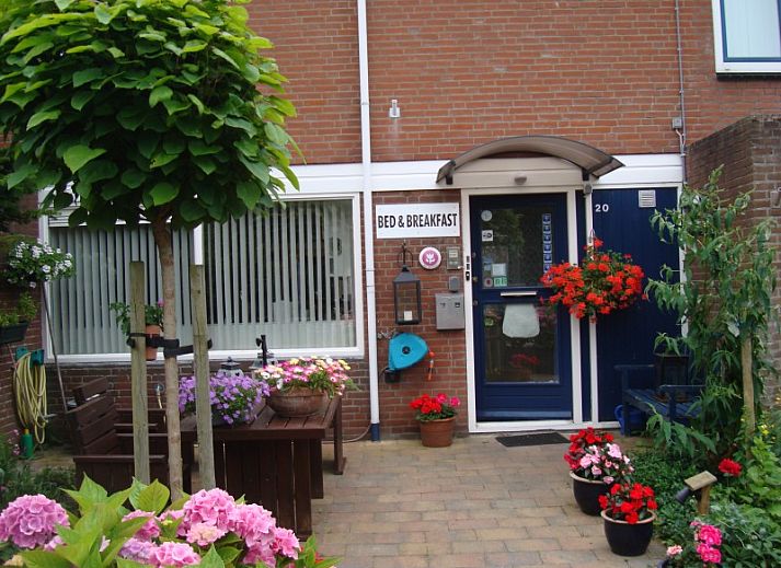 Gezellige slaapkamer met kleurrijk beddengoed bij SleepInnCallantsoog, bed and breakfast in Callantsoog aan de Noordzeekust.