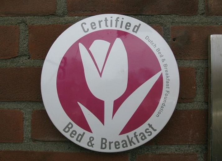 Gezellige slaapkamer met kleurrijk beddengoed bij SleepInnCallantsoog, bed and breakfast in Callantsoog aan de Noordzeekust.