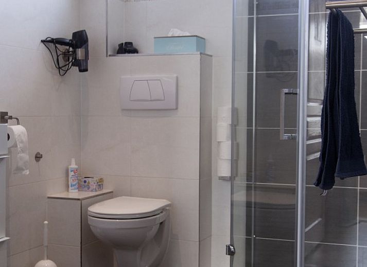 Tweepersoons slaapkamer met bloemenpatroon, SleepInnCallantsoog B&B, Callantsoog, Noord-Holland.