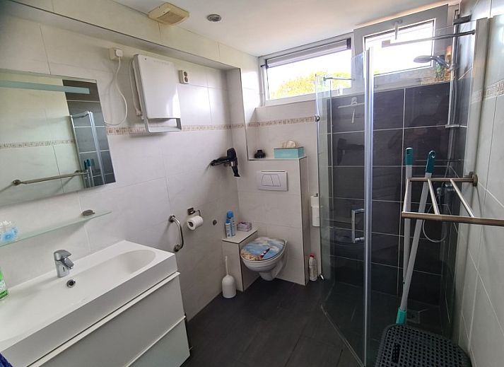 Tweepersoons slaapkamer met bloemenpatroon, SleepInnCallantsoog B&B, Callantsoog, Noord-Holland.