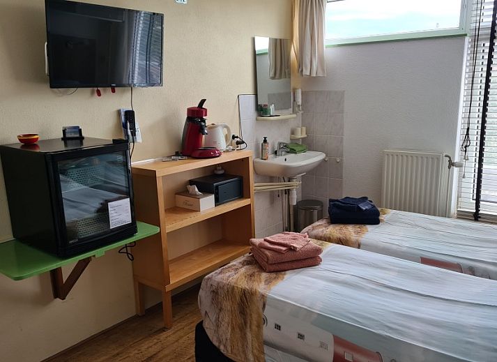 Tweepersoons slaapkamer met bloemenpatroon, SleepInnCallantsoog B&B, Callantsoog, Noord-Holland.