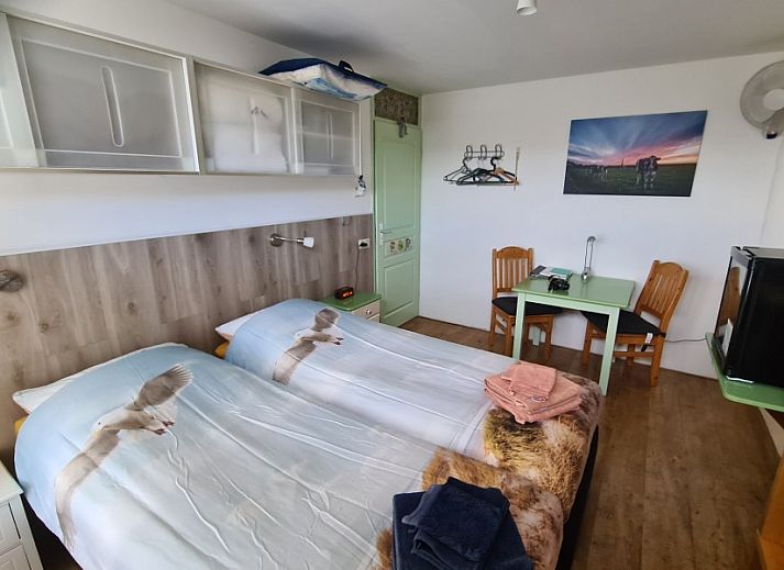 Tweepersoons slaapkamer met bloemenpatroon, SleepInnCallantsoog B&B, Callantsoog, Noord-Holland.