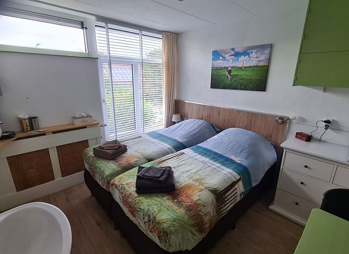 Tweepersoons slaapkamer met bloemenpatroon, SleepInnCallantsoog B&B, Callantsoog, Noord-Holland.