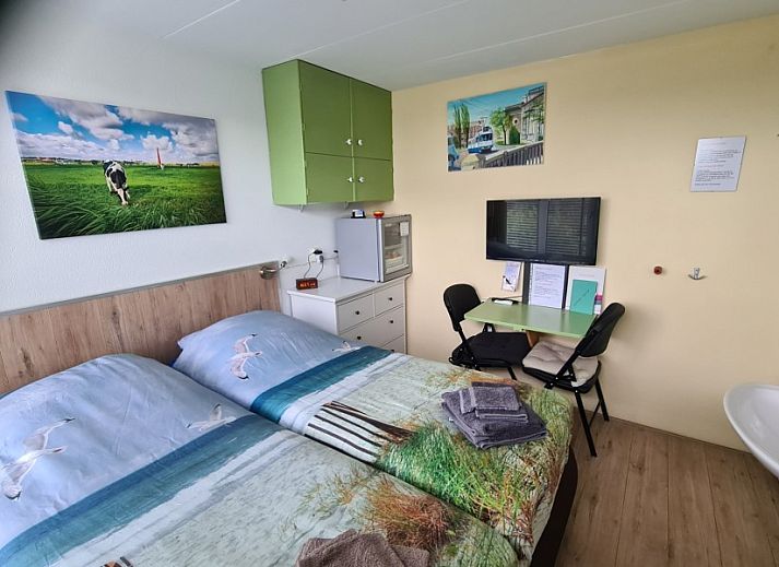 Voordeur en bloementuin van SleepInnCallantsoog B&B, charmant verblijf aan de Noordzeekust in Callantsoog.