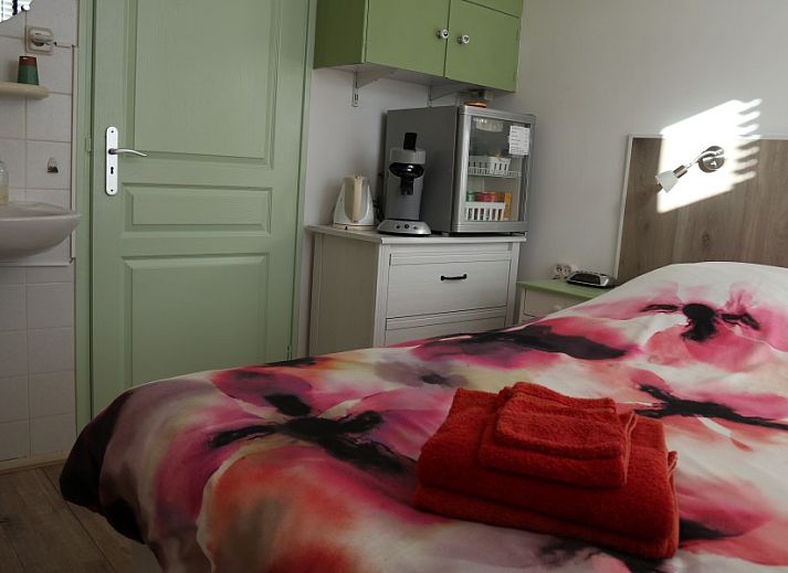 Voordeur en bloementuin van SleepInnCallantsoog B&B, charmant verblijf aan de Noordzeekust in Callantsoog.