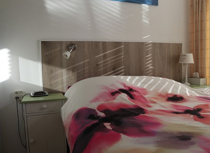 Voordeur en bloementuin van SleepInnCallantsoog B&B, charmant verblijf aan de Noordzeekust in Callantsoog.