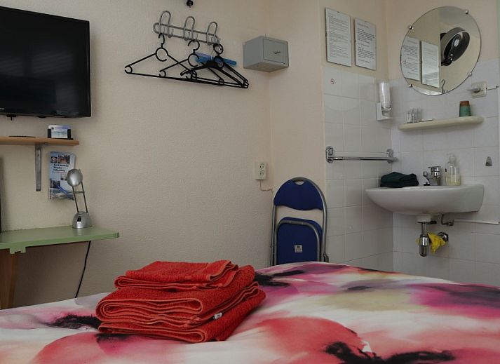 Voordeur en bloementuin van SleepInnCallantsoog B&B, charmant verblijf aan de Noordzeekust in Callantsoog.