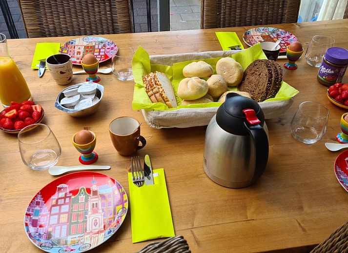 Voordeur en bloementuin van SleepInnCallantsoog B&B, charmant verblijf aan de Noordzeekust in Callantsoog.
