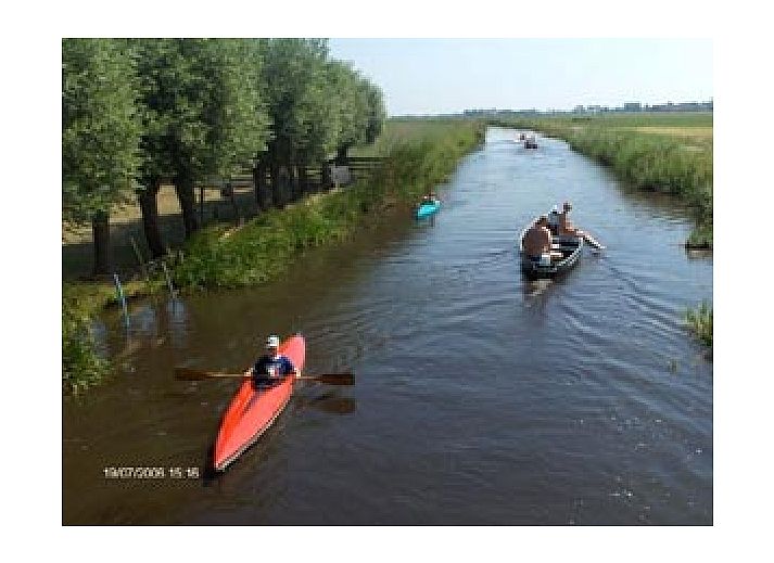 Pittoresk uitzicht vanaf een boot bij Hoeve Meerzicht, Monnickendam, met weidse natuur en waterwegen in Noord-Holland.
