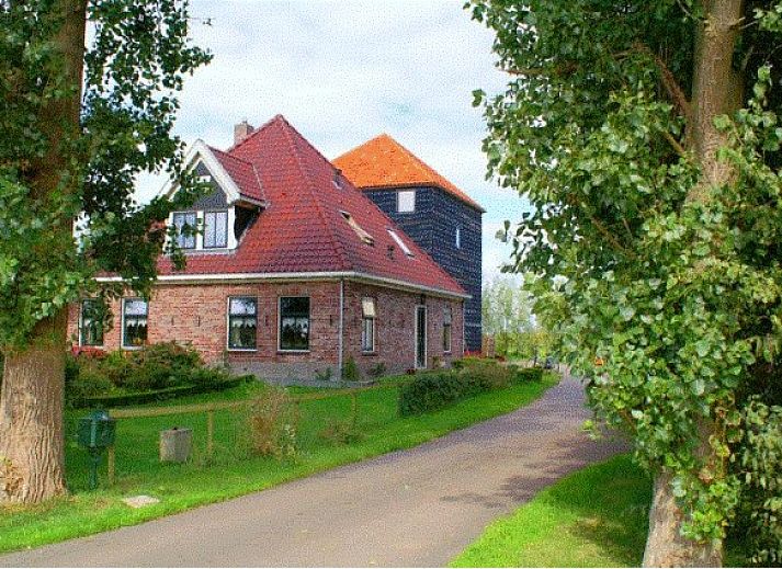 Comfortabele slaapkamer in Hoeve Meerzicht, Monnickendam, met moderne inrichting en uitzicht op de IJsselmeerkust.
