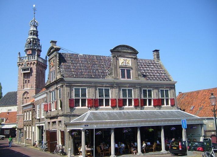 Comfortabele slaapkamer in Hoeve Meerzicht, Monnickendam, met moderne inrichting en uitzicht op de IJsselmeerkust.