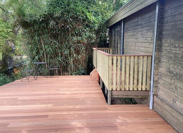 Rustiek vakantiehuis in Schellinkhout met houten veranda, gelegen aan de IJsselmeerkust.