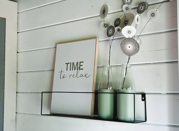 Rustiek vakantiehuis in Schellinkhout met houten veranda, gelegen aan de IJsselmeerkust.