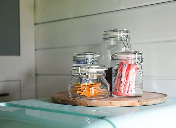 Rustiek vakantiehuis in Schellinkhout met houten veranda, gelegen aan de IJsselmeerkust.