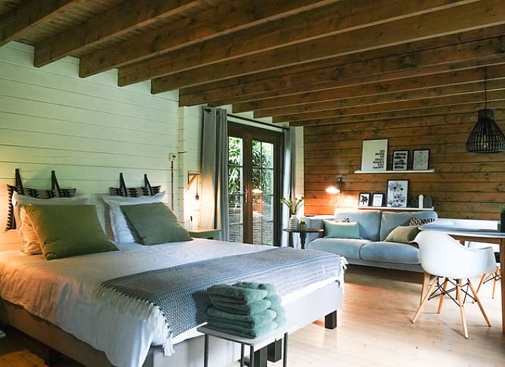 Rustiek vakantiehuis in Schellinkhout met houten veranda, gelegen aan de IJsselmeerkust.