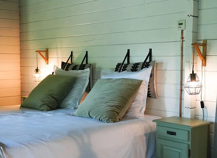 Gezellig terras bij Vakantiehuis in Schellinkhout, omgeven door weelderige natuur.