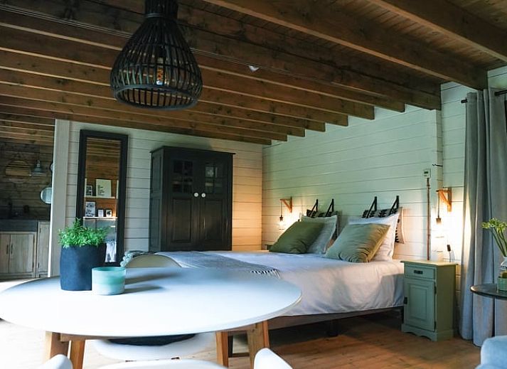 Gezellig terras bij Vakantiehuis in Schellinkhout, omgeven door weelderige natuur.