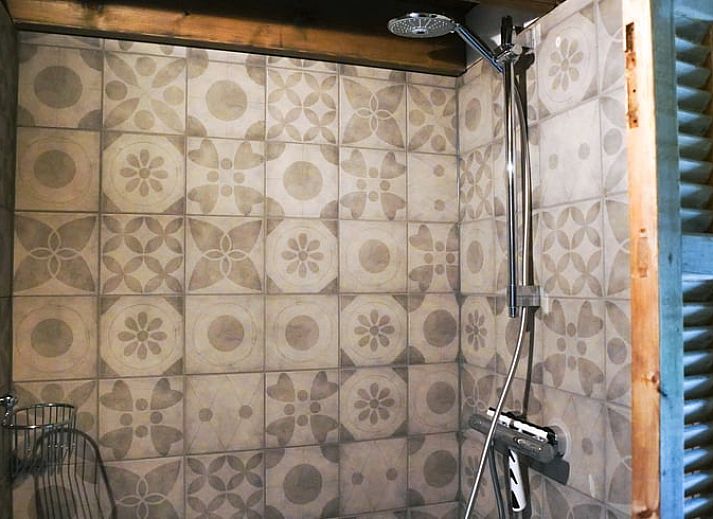 Gezellig terras bij Vakantiehuis in Schellinkhout, omgeven door weelderige natuur.