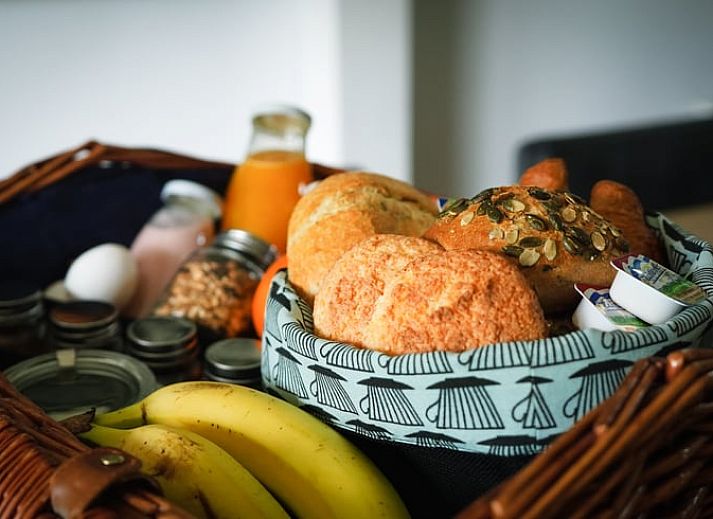 Comfortabele stoelen op de veranda van Vakantiehuis in Schellinkhout, perfecte plek om te ontspannen.