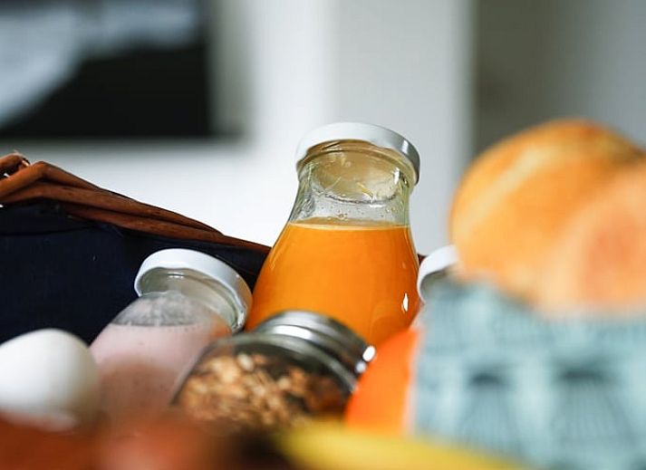 Comfortabele stoelen op de veranda van Vakantiehuis in Schellinkhout, perfecte plek om te ontspannen.