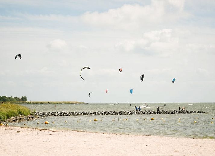 Comfortabele stoelen op de veranda van Vakantiehuis in Schellinkhout, perfecte plek om te ontspannen.