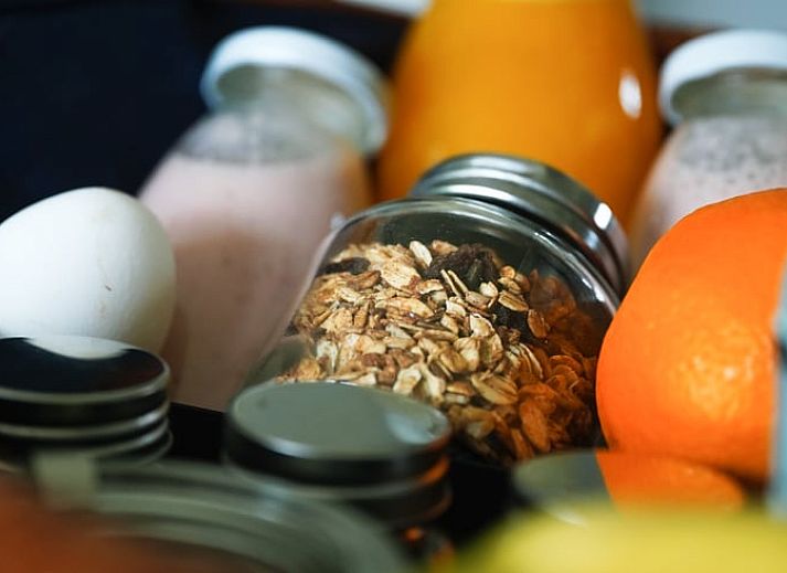 Comfortabele stoelen op de veranda van Vakantiehuis in Schellinkhout, perfecte plek om te ontspannen.