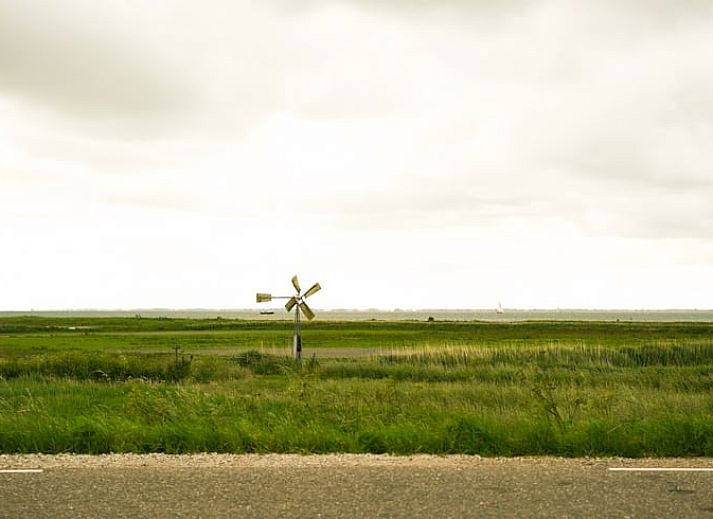 Comfortabele stoelen op de veranda van Vakantiehuis in Schellinkhout, perfecte plek om te ontspannen.